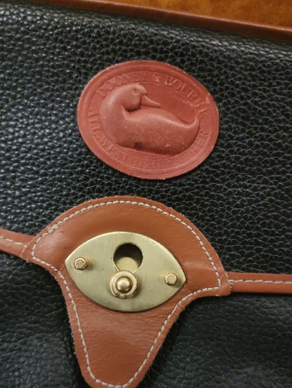 🤩SALE🤩 Vintage Black and Tan Dooney & Bourke Leather Satchel W/ Medallion - Picture 3 of 15